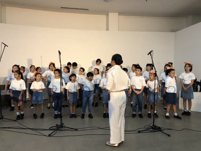 Keceriaan Paduan Suara JPOCC Meriahkan Grand Opening Art Moments Jakarta