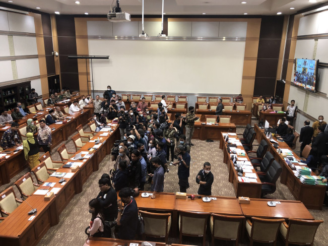 Bergeming, Mahfud MD Tiba di Ruang Rapat Komisi III DPR