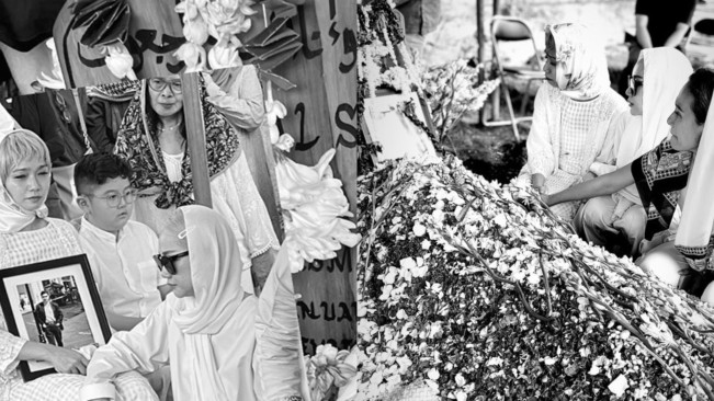 BCL Menangis di Pemakaman, Tiko Aryawardhana Gotong Keranda Jenazah