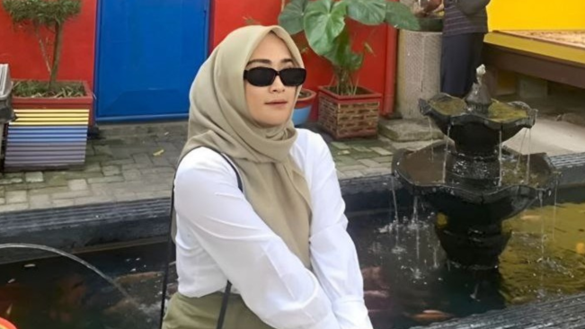 Viral! Poster Bu Guru Salsa Jadi Tamu di Stasiun Televisi : Kok Bisa?