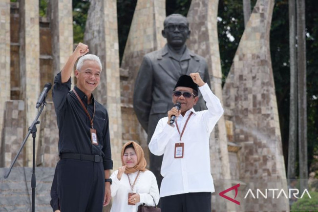 Mahfud MD Kenakan Baju Putih yang Disiapkan untuk Pilpres 2019