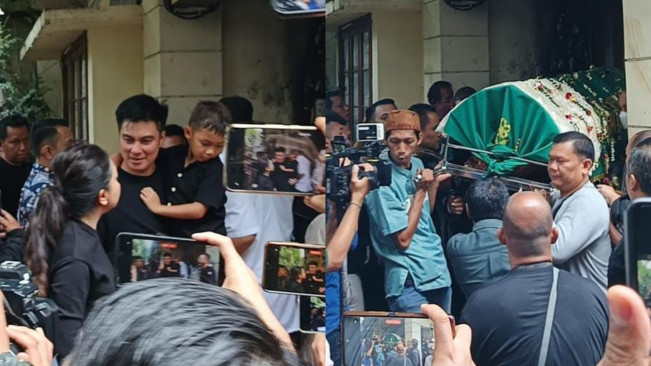 Sedih Lihatnya, Baim Wong Pangku Kiano Antarkan Jenazah Johnny Wong Berada di Keranda Mayit