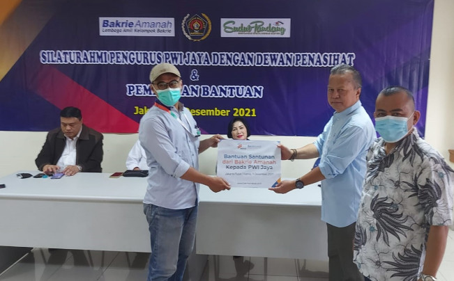 Gandeng Bakrie Amanah, PWI Jaya Gelar Silaturahmi dan Berikan Bantuan