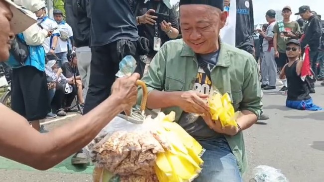 Bonceng Motor ke Gedung DPR Dari Cipadu, Bang Madun Alias Nyak Kopsah Bawa Makanan Buat Ribuan Buruh