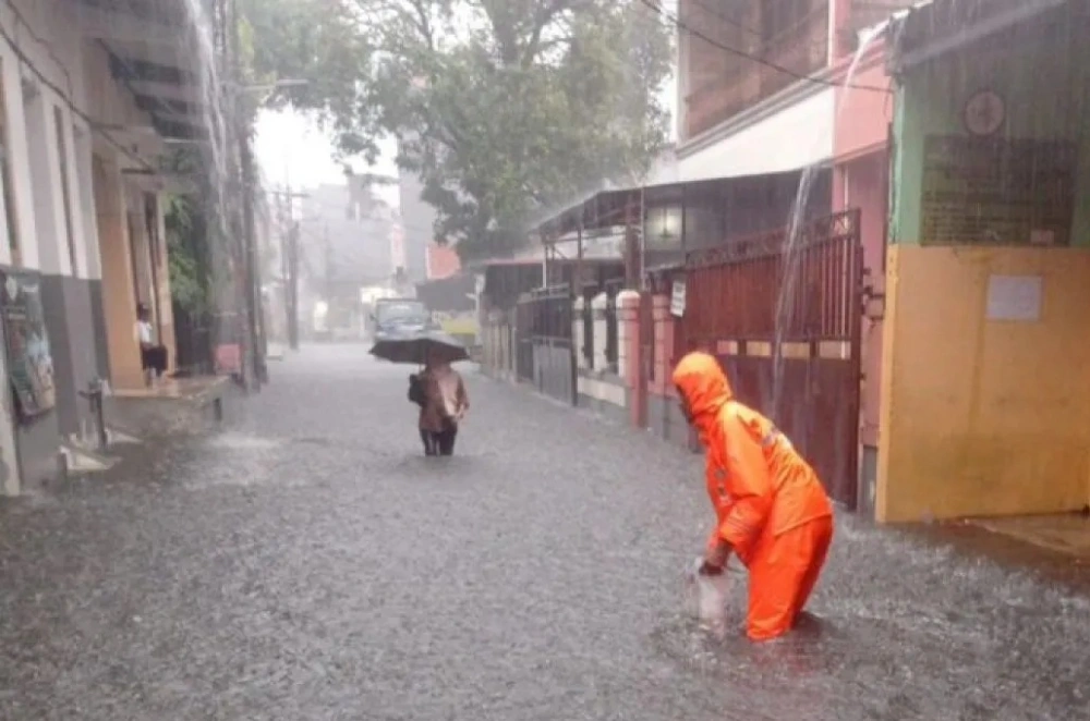 Puncak Musim Hujan Dimulai November, Waspada Banjir dan Longsor