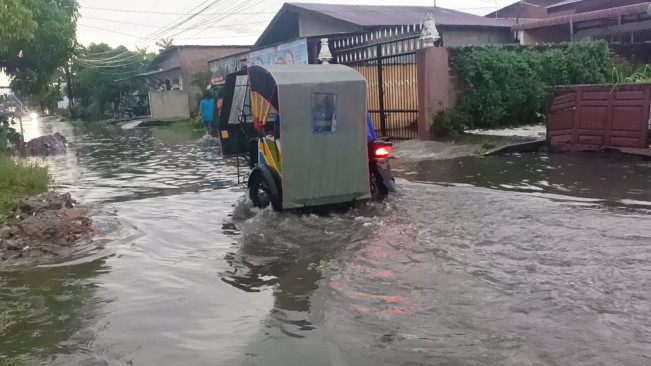 Warga di Pasar 7 Tengah sudah resah dengan kondisi jalan rusak di Deli Serdang. [Istimewa]