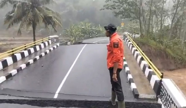 Banjir, Longsor, Tanah Bergerak Terjang Sukabumi, Ulah Siapa?