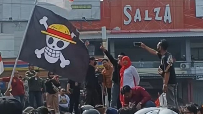 Bendera One Piece Muncul di Tengah Demo Tuntut Bupati Pati Mundur