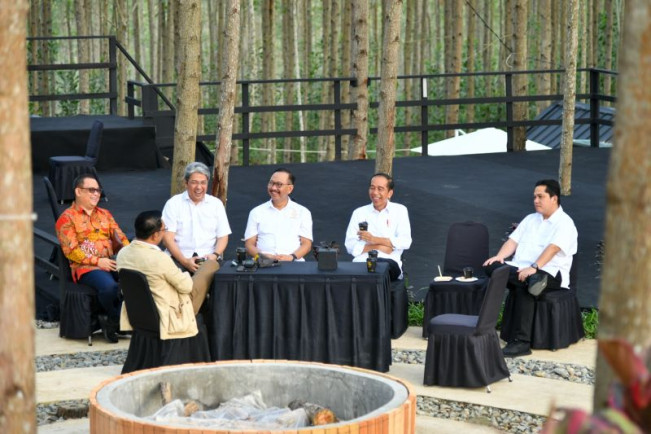 Bermalam di IKN, Presiden Jokowi Nikmati Pagi Bersama Sejumlah Menteri