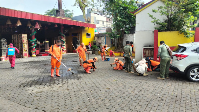 Jelang Imlek, Unsur Tiga Pilar Jakarta Pusat Bersih-bersih Wihara
