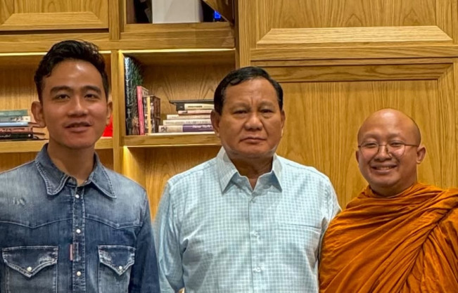 Bhante Dhirapunno bersama Wakil Presiden Gibran Rakabuming Raka dan Presiden Prabowo Subianto. [Instagram @dhira_punno]