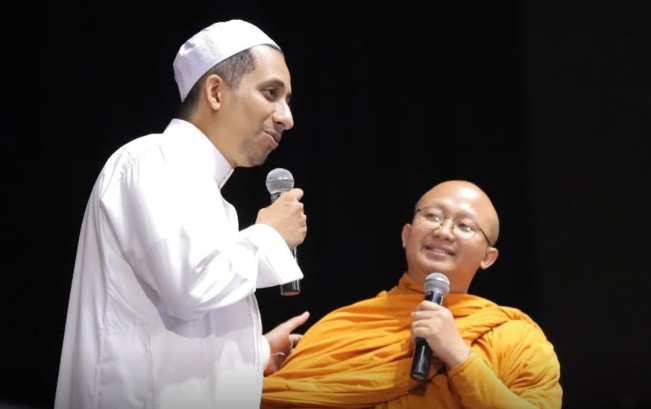 Habib Jafar Husein Al Hadar dan Bhante Dhirapunno. [Instagram @dhira_punno]