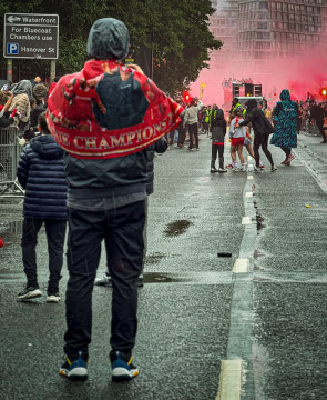 Parade juara Liverpool berujung tragis saat sebuah mobil menabrak kerumunan penggemar. (Instagram/@rizkybillar)