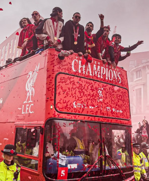 Ini jadi pesta juara Liga Inggris pertama Liverpool dalam 35 tahun. (Instagram/@rizkybillar)