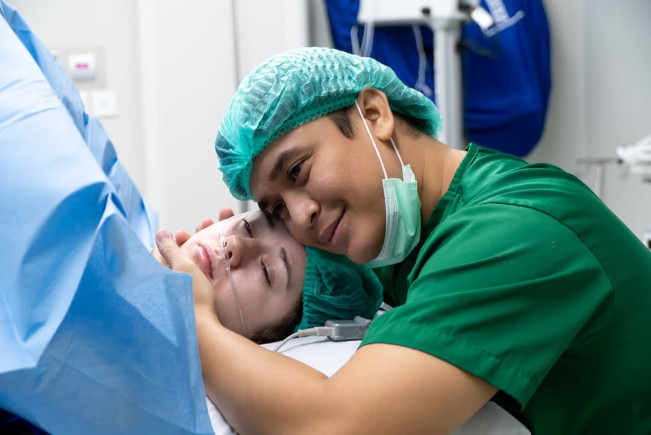 Billy Syahputra Hadiahi Vika Kolesnaya Mobil Alphard Hybrid Usai Melahirkan Anak Pertama