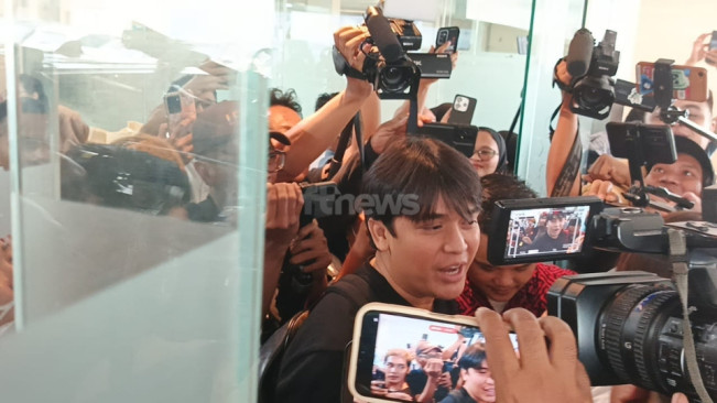 Billy Syahputra Bawa Pulang Istri dan Anak Pertama dengan Alphard Baru