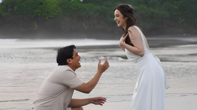 Akhirnya! Billy Syahputra Melamar Vika Kolesnaya