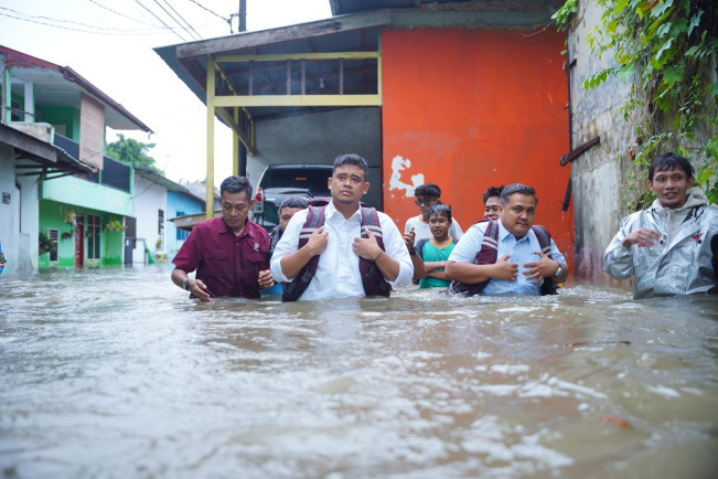Tinjau Banjir di Medan, Bobby Nasution Instruksikan Ini untuk Bantu Warga