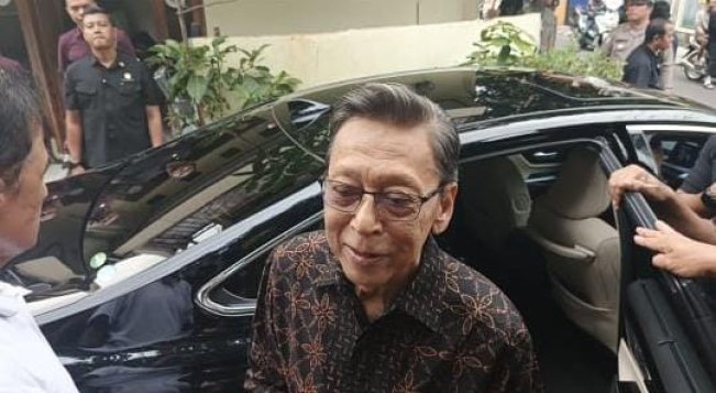 Boediono datang ke rumah duka Ibrahim Sjarief Assegaf (21/5) [Selvianus Kopong Basar]