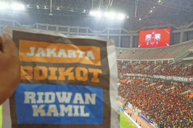 Viral! Poster Jakarta Boikot Ridwan Kamil Saat Persija Main di JIS