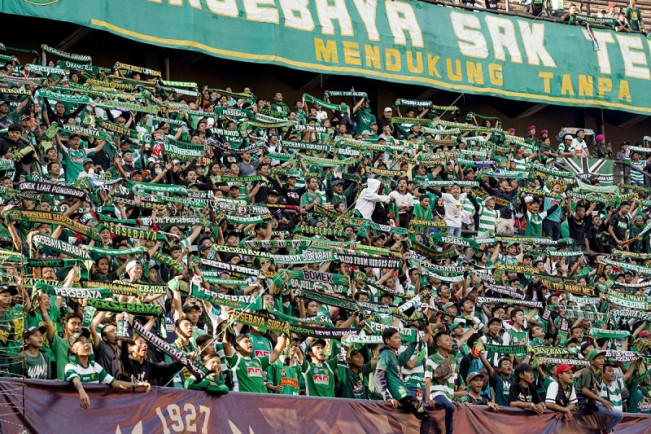 Dipermalukan RANS, Ratusan Bonek Rusak Stadion