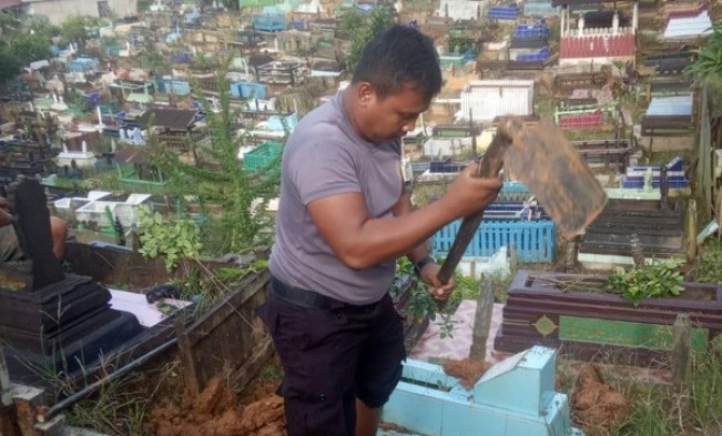Sosok Bripka Joko Hadi Aprianto, Polisi Sekaligus Penggali Kubur Gratis Bagi Warga Kurang Mampu