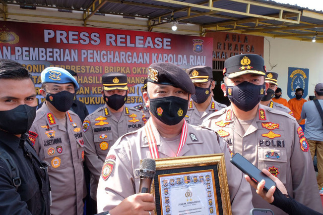 Polisi Tabrakkan Diri ke Motor Pejambret Diganjar Penghargaan Dari Kapolda Riau