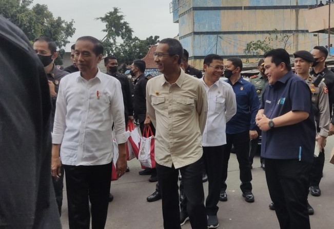 Warga Sambut Meriah Kedatangan Jokowi di Pasar Minggu