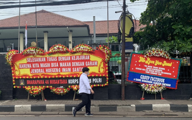 Karangan Bunga dari Bharapana Nusantara dan Eliezer Angels juga Hadir di PN Jaksel
