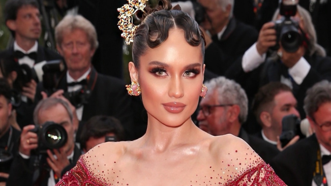 Kembali Hadir di Cannes Film Festival 2025, Cinta Laura Bangga Perkenalkan Busana Indonesia ke Mancanegara