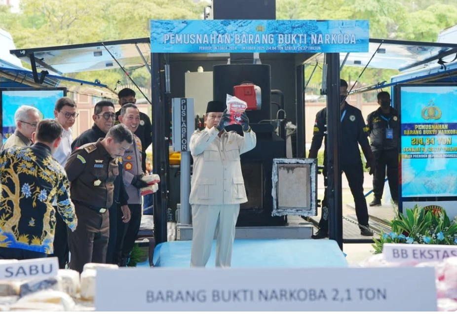 Presiden Prabowo menunjukkan barang bukti narkoba yang berhasil diamanankan Polri, Rabu (29/10/2025) [Foto: Humas Polri]