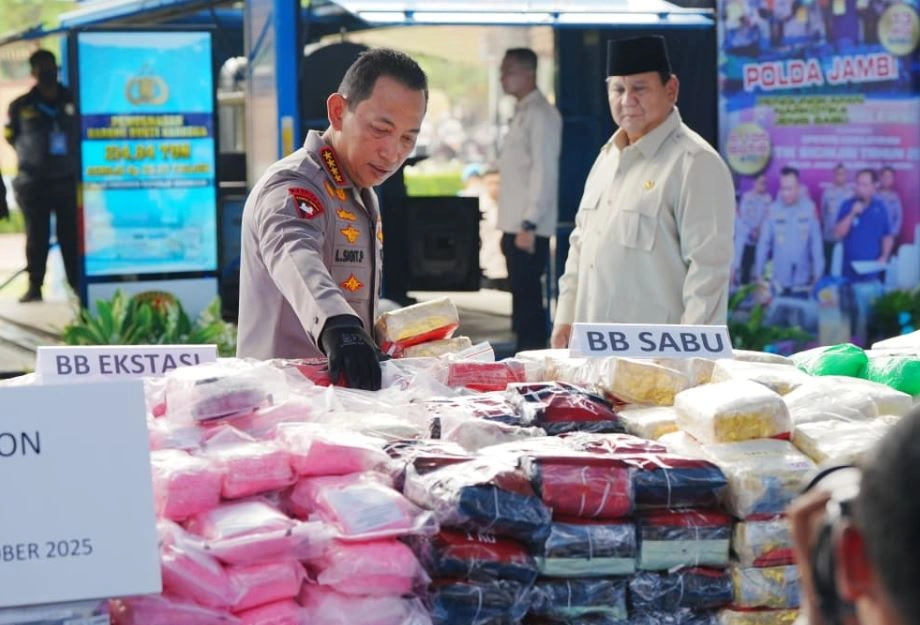 Kapolri Listyo Sigit menjelaskan pada Presiden Prabowo terkait barang bukti ratusan kg yang berhasil diamankan pihak Kepolisian [Foto: Humas Polri}