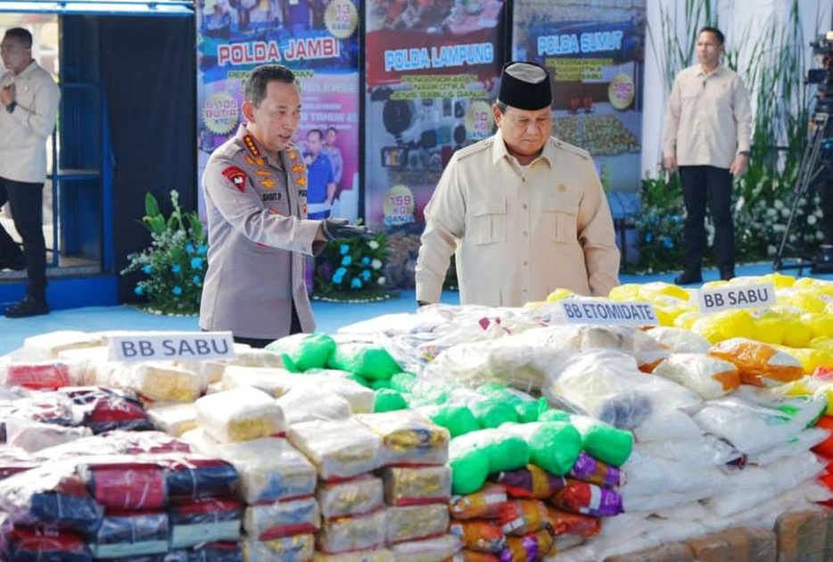 Presiden Prabowo didampingi Kapolri Listyo Sigit melihat tumpukan narkoba 214,8 ton, Rabu (29/10/2025) [Foto Humas Polri]