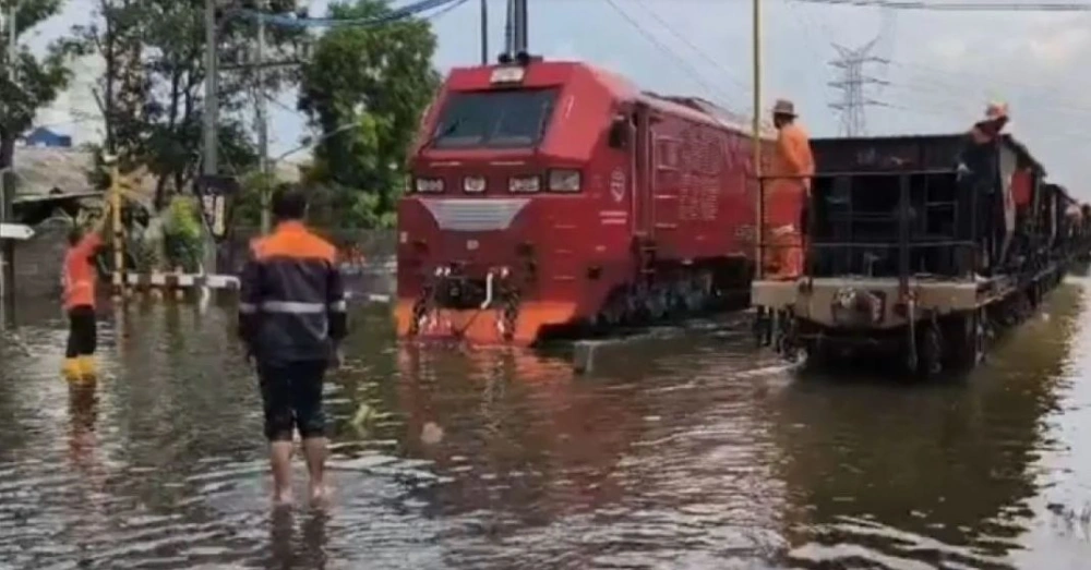 Rangkaian KA melintas di jalur rel antara Stasiun Semarang Tawang dan Stasiun Alastua di Jawa Tengah yang tergenang banjir, Rabu (29/10/2025). [Dok. KAI Daop Semarang]
