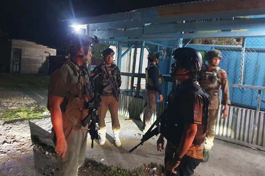 Tim Satgas Operasi Damai Cartenz berjaga-jaga di TKP, sebagian memburu pelaku yang melarikan diri, Kamis (30/10/2025) [Foto: Humas Polri]