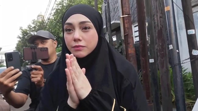 Celine Evangelista Melayat ke Rumah Suami Najwa Shihab, Ternyata Tetangga