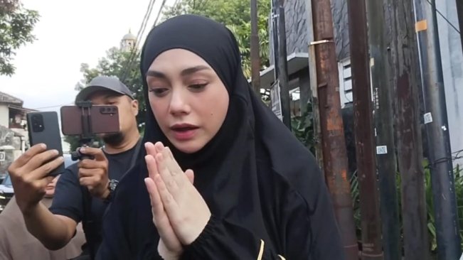 Celine Evangelista, yang merupakan tetangga Najwa Shihab, terlihat hadir di rumah duka di kawasan Jeruk Purut, Jakarta Selatan. 