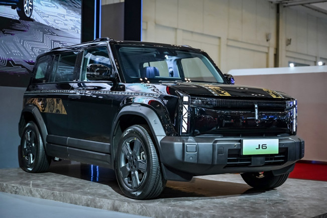 Chery J6 Edisi Batik Tampil di GJAW 2024, Dilelang di Akhir Acara