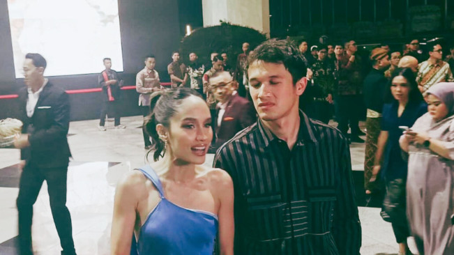 Kemesraan Cinta Laura dan Arya Vasco di Acara Ngunduh Mantu Al Ghazali-Alyssa Daguise