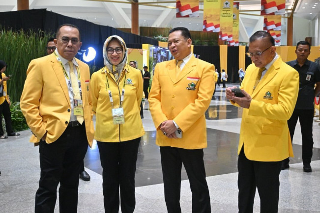 Pilkada Banten: Senyum Airin Rachmi Diany Pakai Baju Merah, Keluar dari Golkar?