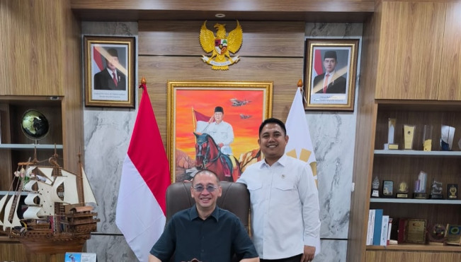 Coach Justin bersama Wakil Menteri Pelindungan Pekerja Migran Indonesia (BP2MI) Dzulfikar Ahmad Tawalla. [Instagram @coachjustinl]