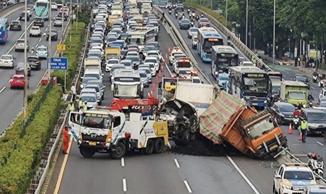 Truk Tabrakan dalam Tol Perparah Kemacetan Pagi Ini
