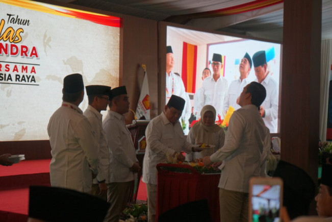 HUT ke-15 Gerindra, Prabowo Potong Tumpeng Didampingi Sandiaga Uno