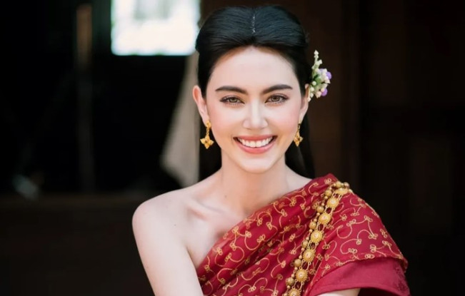 Biodata dan Agama Davika Hoorne, Bintang Thailand Ketagihan Seblak Pedas Bandung
