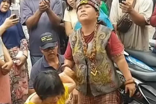 Masih Ingat Ida Dayak, Apa Kabar Tabib Wanita yang Dianggap Sakti Itu?