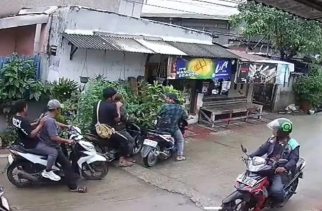 Aksi viral debt collector di Kalideres, Jakarta Barat. [Instagram]