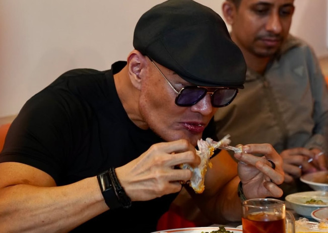Deddy Corbuzier Omeli Bocah Ngeluh Ayam MBG Nggak Enak: Sekaya Apa Ente?