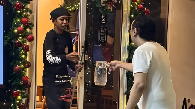 Nasib Dede Sunandar Setelah Gagal Nyaleg, Kini Jadi Pelayan Kafe? Keciduk Lagi Ngepel Lantai