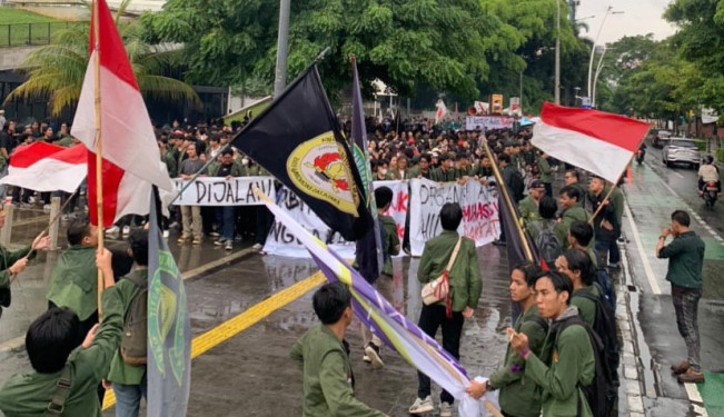 Demo Indonesia Gelap, Massa Long March dari TIM Menuju Patung Kuda