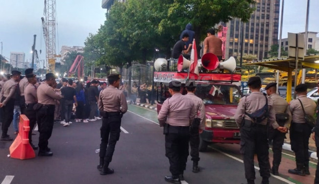 Aksi Demo Saat Pleno Rekapitulasi Pilkada Jakarta Diwarnai Bakar Ban, Massa Tuntut PSU